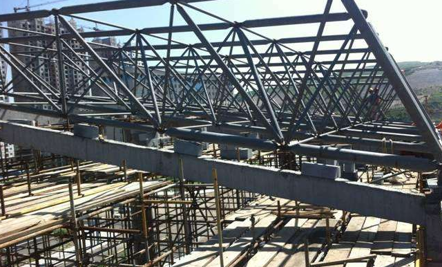 浦东简述网架公司的黑色压型钢板的吊装步履